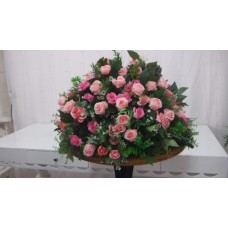 Arranjo floral grande com flores rosas