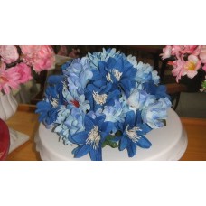 Arranjo floral azul pequeno